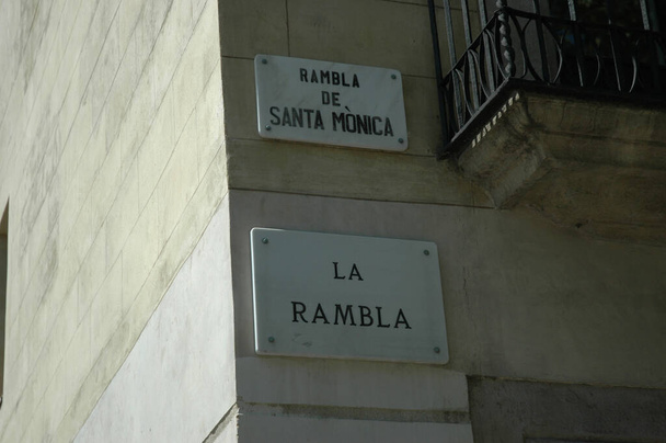 Barcelona / Spanje - 10 oktober 2017, straatnaambord La Rambla. - Foto, afbeelding