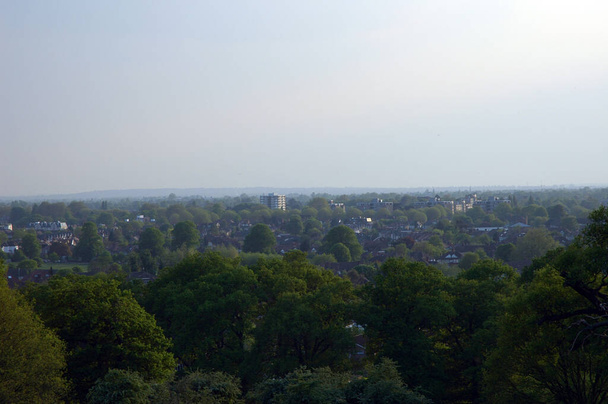 Kingston upon Thames von einem Hügel aus gesehen. - Foto, Bild