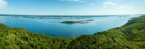 Aerial view from a drone to the Dnieper, beautiful landscapes, green islands on the river. View from the top to the Dnieper river - Фото, зображення