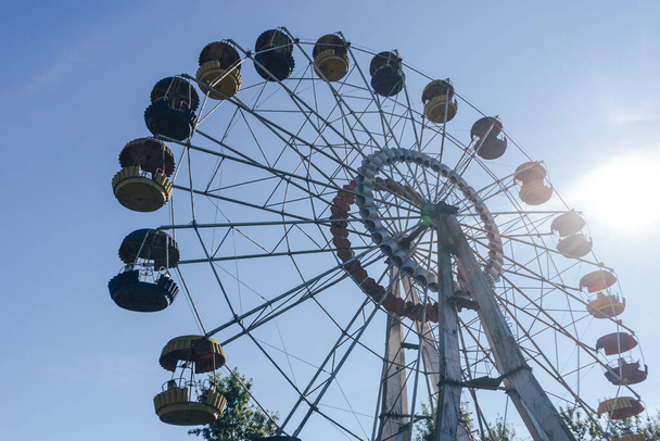 Прекрасне ретро барвисте колесо парку розваг на фоні блакитного неба
 - Фото, зображення