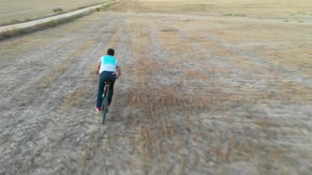 Jongeman op een fiets op het platteland. Navarra, Spanje, Europa. 4K. - Video
