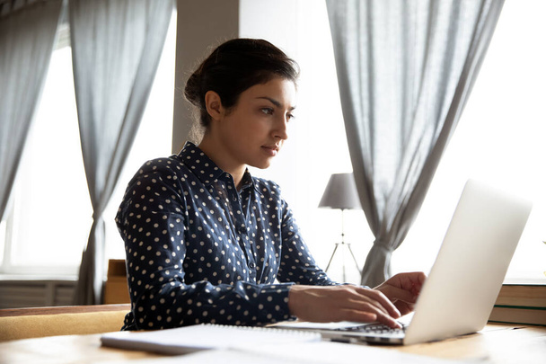 Indian business woman sit at desk working on laptop - Fotografie, Obrázek