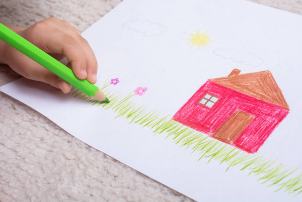 Δημιουργική ζωγραφική παιδί ως προσχολική εκπαίδευση έννοια - Φωτογραφία, εικόνα