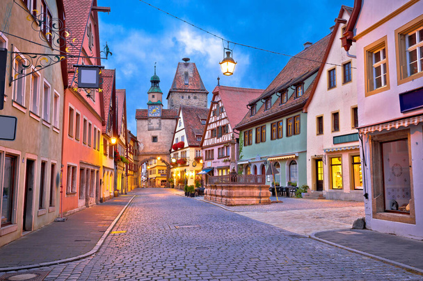 Rothenburg ob der Tauber. Niemiecka architektura uliczna średniowiecznego niemieckiego miasta Rothenburg ob der Tauber wieczorem widok. Region Bawarii w Niemczech - Zdjęcie, obraz