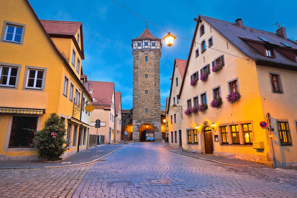 ローテンブルク・オブ・デア・タウバー。中世ドイツの町ローテンブルク・オブ・デル・タウバーの歴史的な塔門。ドイツのバイエルン州 - 写真・画像