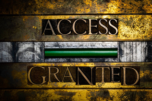 アクセスヴィンテージテクスチャグランジ銅と金の背景に緑の確認記号と与えられたテキストメッセージ - 写真・画像