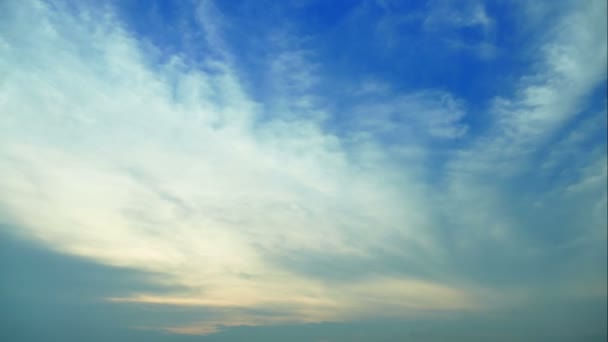 4K Время восхода солнца и красивой легкой пушистой бури облачное голубое и желтое небо плавно перетекает в фантастический разум. Дождливый добрый вечер и приятного дня концепции. - Кадры, видео