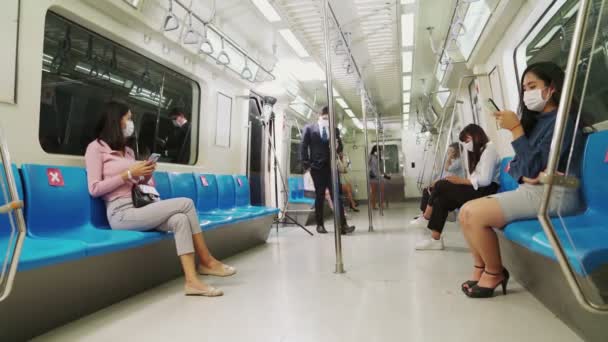 混雑した公共の地下鉄の列車旅行で顔マスクを身に着けている人々の群衆 - 映像、動画