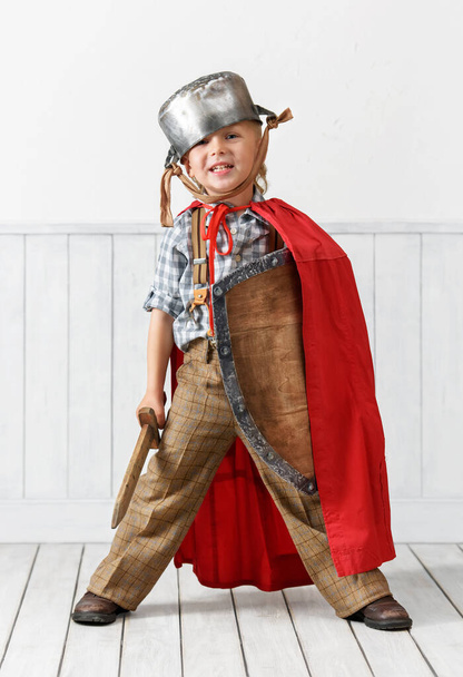 Portrait of the little boy in a suit of the knight - Foto, Bild