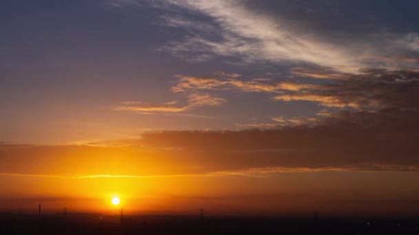 4K Time lapse naplemente napkelte és gyönyörű szürkület bolyhos vihar felhős kék és sárga ég simán áramlik a fantasztikus elme. Esős jó estét, és van egy szép nap koncepció. - Felvétel, videó