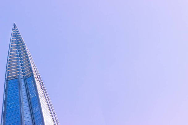 Sankt Petersburg, Russland, 09. Juli 2020. Wolkenkratzer "Lahta-das Zentrum" (Hauptquartier von Gazprom) vor dem Hintergrund eines schönen Abendhimmels. Platz für Text, geeignet als Postkarte. - Foto, Bild