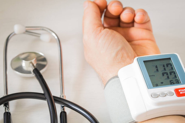 Misurazione della pressione sanguigna e test della frequenza cardiaca. Strumento di misura manuale e stetoscopio medico - Foto, immagini