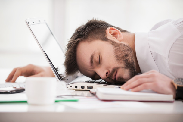 Homme en tenue de cérémonie dormant sur le lieu de travail
 - Photo, image