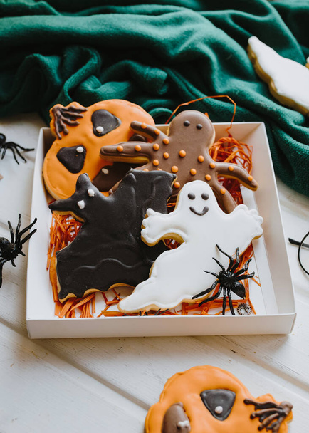 Zelfgemaakte Halloween koekjes, Pompoenen met vleermuizen spin en geest, mystieke vakantie - Foto, afbeelding