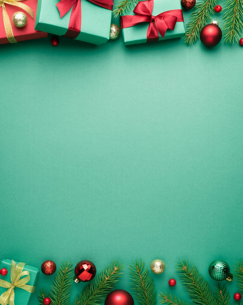 Weihnachten und Neujahr türkisfarbener Hintergrund mit Feiertagsdekoration. Dekorativer Rahmen mit Kopierraum für die Botschaft. Draufsicht, flache Lage - Foto, Bild