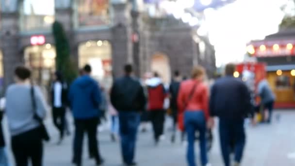 Tłum niezidentyfikowanych ludzi spaceruje ulicą Chreszczatyk w weekend w Kijowie na Ukrainie, podczas epidemii Covid-19. Rozkojarzony film. Zamazany ruch. Szeroki plan. - Materiał filmowy, wideo