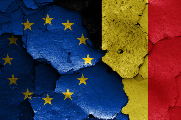 banderas de la UE y Bélgica pintadas sobre una pared agrietada - Foto, Imagen