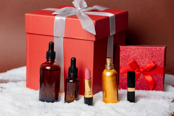 Kosmetiikka ja lahjapakkaukset lumessa  - Valokuva, kuva