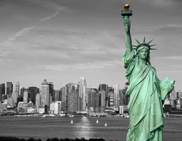 πόλη της Νέας Υόρκης στον ορίζοντα άγαλμα ελευθερίας έννοια του τουρισμού - Φωτογραφία, εικόνα