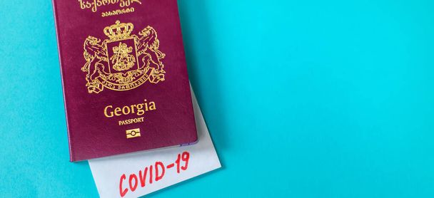 Coronavirus o conceito de uma proibição de voos entre países. Passaporte internacional. Foco seletivo. o medicamento - Foto, Imagem