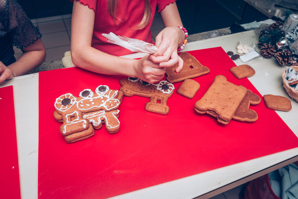 adorable blondynka dziewczyna gotowanie Boże Narodzenie piernik w kuchni - Zdjęcie, obraz