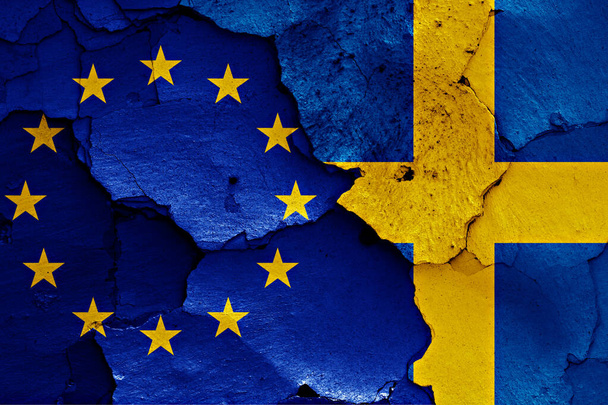 vlaggen van de EU en Zweden geschilderd op gebarsten muur - Foto, afbeelding