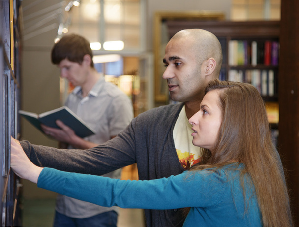 International students in a library - Zdjęcie, obraz