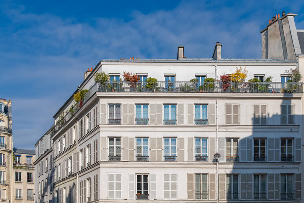 Parijs, typische gevels en straat, prachtige gebouwen aan de Republique - Foto, afbeelding