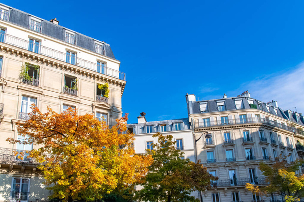 パリ、典型的なファサードと通り、共和党の美しい建物 - 写真・画像