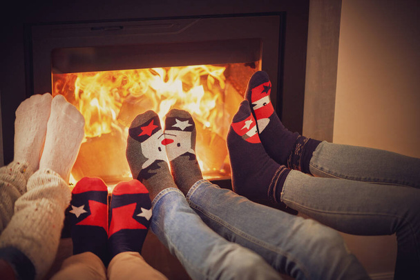 Pernas de grupo de amigos relaxando sobre o firepllace - Foto, Imagem