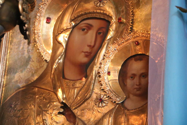 Традиционная православная икона Божией Матери          - Фото, изображение