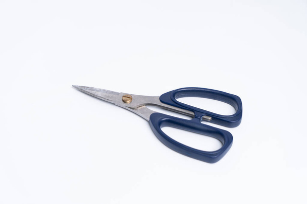 vrchní pohled na dvojici modré barvy plastové nůžky izolované na bílém pozadí - Fotografie, Obrázek