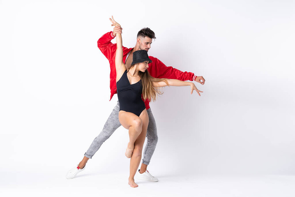 Paar tanzt vor isoliertem weißen Hintergrund - Foto, Bild