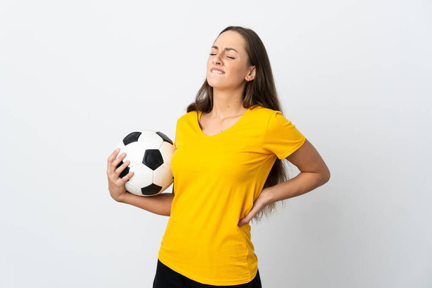Jovem jogador de futebol mulher sobre isolado fundo branco sofrendo de dor nas costas por ter feito um esforço - Foto, Imagem