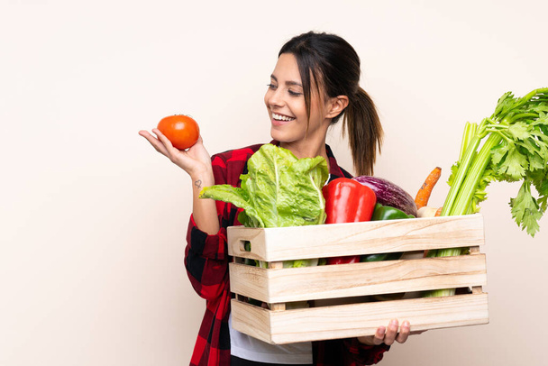 Bäuerin hält frisches Gemüse in einem Holzkorb - Foto, Bild