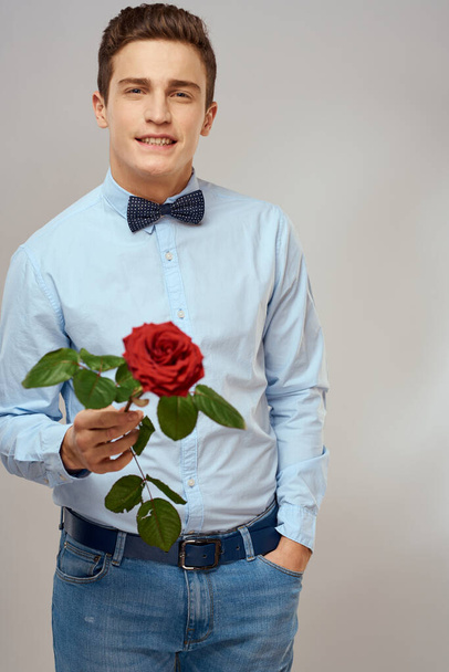 romantikus férfi vörös rózsa és világos ing nadrág ruha - Fotó, kép