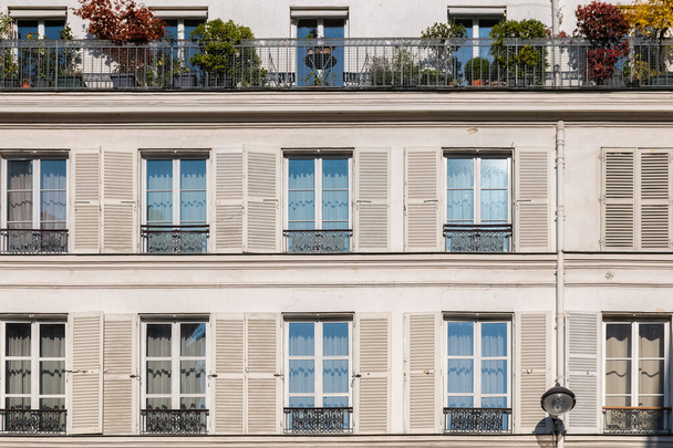 Párizs, tipikus homlokzat, ablakgeometria - Fotó, kép