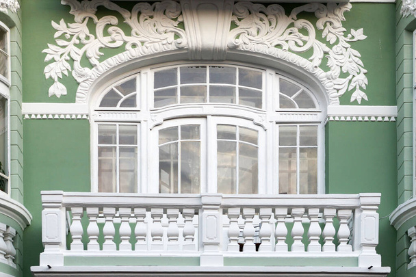 балкон на старом фасаде с лепниной крупным планом - Фото, изображение