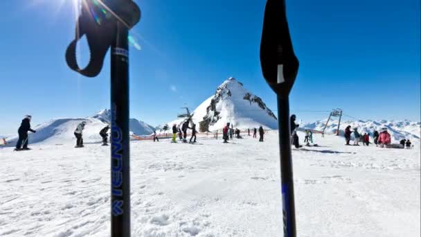 Time Lapso de una pista de esquí con gente esquiando y haciendo snowboard
 - Metraje, vídeo