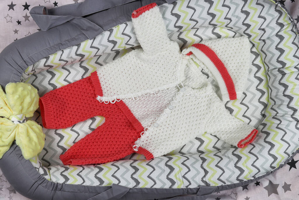 кокон, гнездо для новорожденных с одеждой - Фото, изображение
