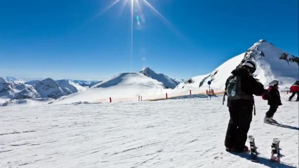 časová prodleva sjezdovka s lidmi, lyžování a snowboarding - Záběry, video