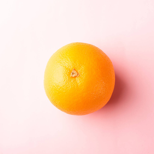 ピンクを基調としたスタジオショットでの新鮮なオレンジ色のフルーツのトップビュー、健康的なフードコンセプト - 写真・画像