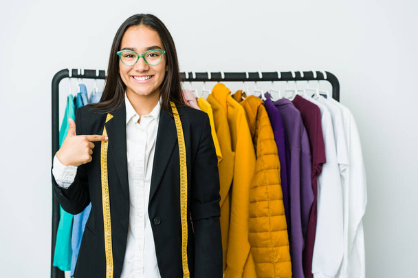 Junge asiatische Designerin isoliert auf weißem Hintergrund Person zeigt mit der Hand auf ein Hemd Kopierraum, stolz und zuversichtlich - Foto, Bild