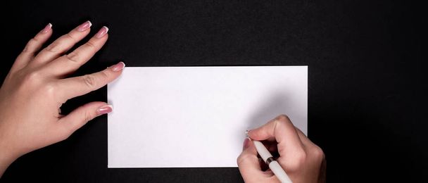 Mani femminili scrittura su carta bianca con penna vitage con spazio copia - Foto, immagini