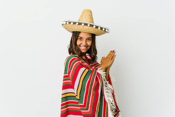 若いメキシコ人の女性は、白の背景にエネルギーと快適感に隔離され、手をこすり自信. - 写真・画像