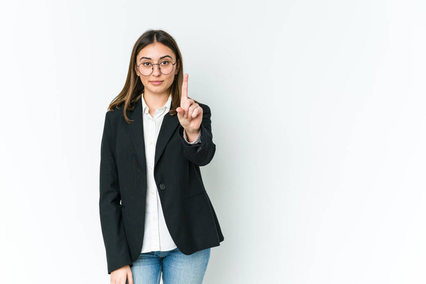 Giovane donna d'affari caucasica mostra il numero uno con il dito. - Foto, immagini