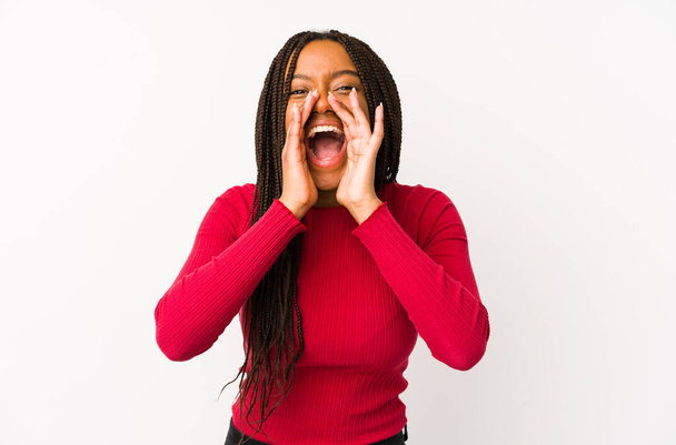 Молода афроамериканська жінка ізольована криком, захопленим виступом.. - Фото, зображення