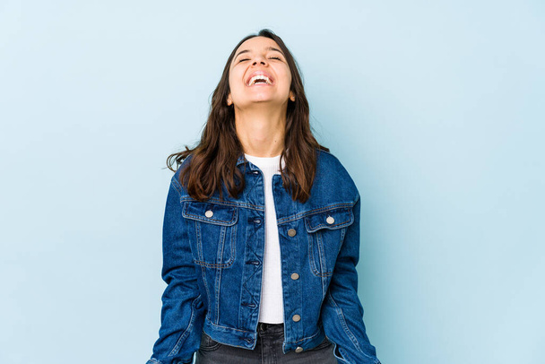 Mladá smíšená rasa hispánská žena izolované uvolněný a šťastný smích, krk natažený ukazující zuby. - Fotografie, Obrázek
