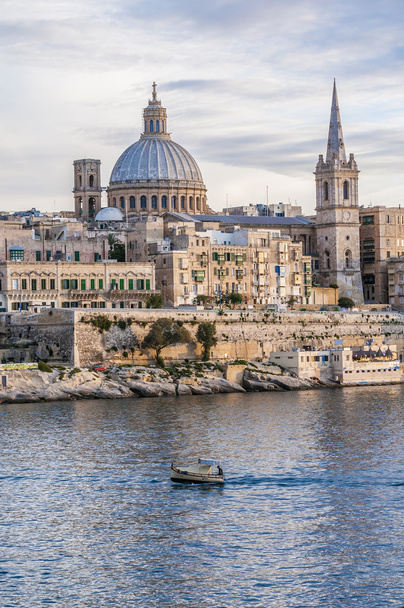 Valletta vista del horizonte frente al mar, Malta
 - Foto, Imagen