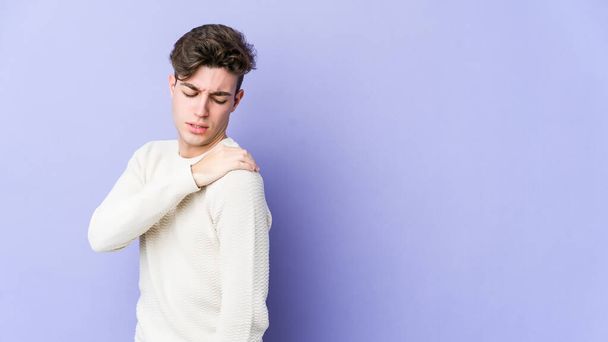 Mladý běloch izolovaný na fialovém pozadí s bolestí ramene. - Fotografie, Obrázek